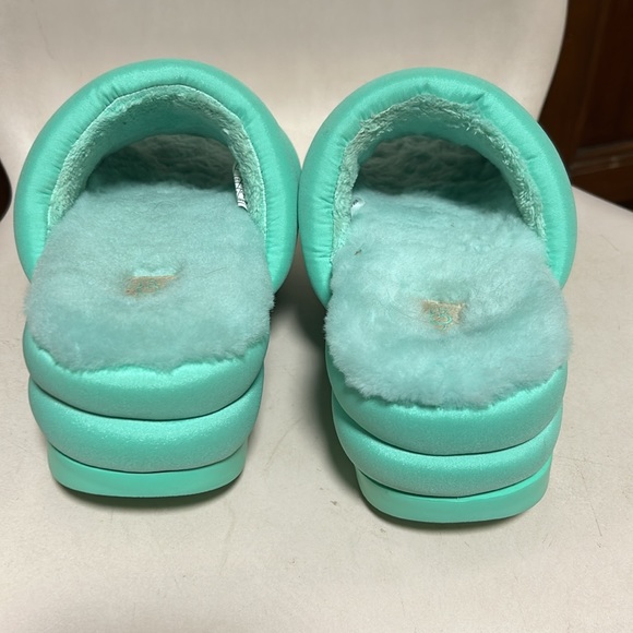 Ugg light green slide slipper size 9 - Picture 3 of 7